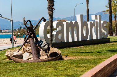 Bir adam sahilde balık tutuyor.