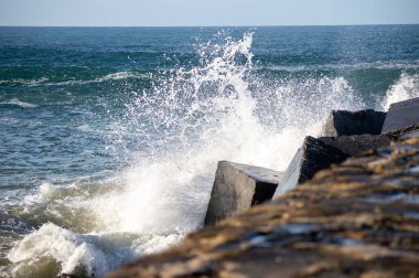 Dalgalar sahile çarpıyor.