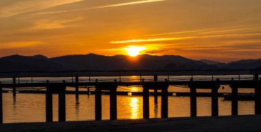 İspanyol sahilinin kumsalında gün batımı