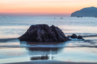 İspanyol sahilinin kumsalında gün batımı