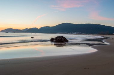 İspanyol sahilinin kumsalında gün batımı