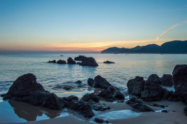 İspanyol sahilinin kumsalında gün batımı