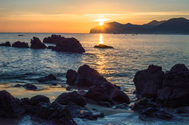 İspanyol sahilinin kumsalında gün batımı