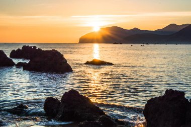 İspanyol sahilinin kumsalında gün batımı