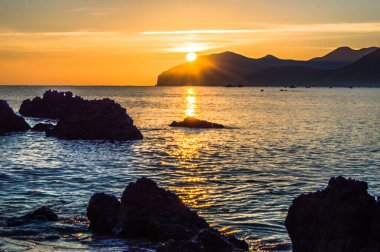 İspanyol sahilinin kumsalında gün batımı