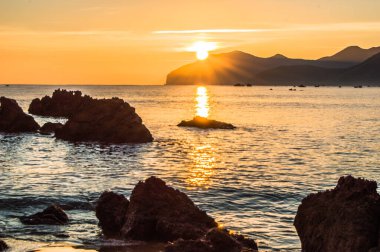 İspanyol sahilinin kumsalında gün batımı