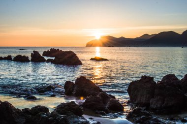 İspanyol sahilinin kumsalında gün batımı