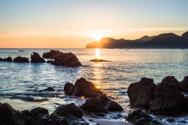 İspanyol sahilinin kumsalında gün batımı