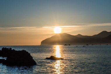 İspanyol sahilinin kumsalında gün batımı