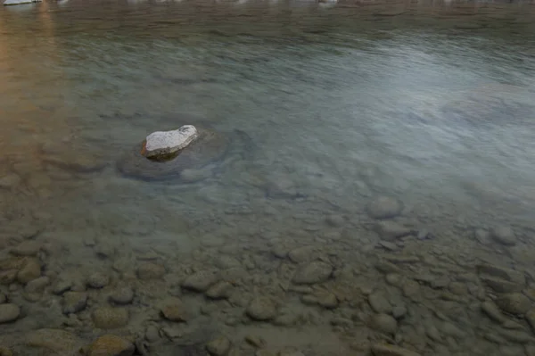 Ένα Μικρό Ποτάμι Στο Νερό — Φωτογραφία Αρχείου