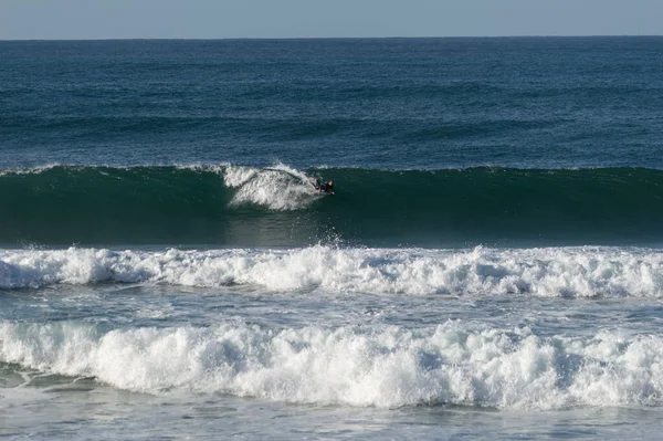 San Sebastian Zurriola Plajında Sörf Tahtasıyla Dalgaların Üzerinde Kayıyordu — Stok fotoğraf
