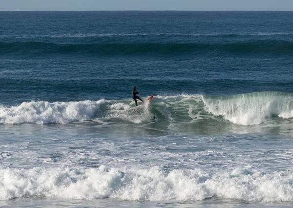 Deslizando Sobre Ondas Com Placas Praia Zurriola San Sebastian — Fotografia de Stock