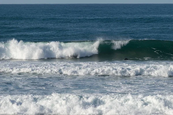 Deslizando Sobre Ondas Com Placas Praia Zurriola San Sebastian — Fotografia de Stock