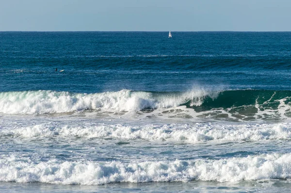 Deslizando Sobre Ondas Com Placas Praia Zurriola San Sebastian — Fotografia de Stock