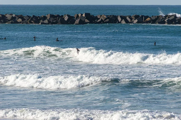 Deslizando Sobre Ondas Com Placas Praia Zurriola San Sebastian — Fotografia de Stock