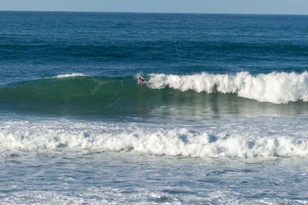 Deslizándose Sobre Las Olas Con Tablas Playa Zurriola San Sebastiano — Foto de Stock