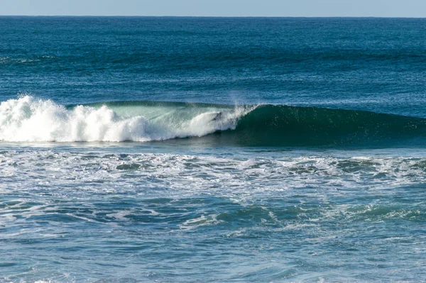 Скольжение Волнам Досками Пляже Зурриолы Сан Себастьяна — стоковое фото