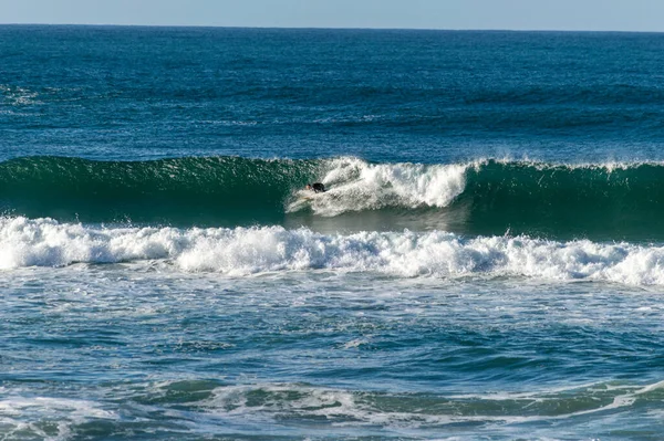 Deslizando Sobre Ondas Com Placas Praia Zurriola San Sebastian — Fotografia de Stock