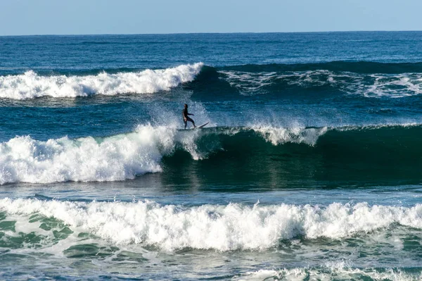 Deslizando Sobre Ondas Com Placas Praia Zurriola San Sebastian — Fotografia de Stock