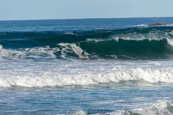 Deslizando Sobre Ondas Com Placas Praia Zurriola San Sebastian — Fotografia de Stock