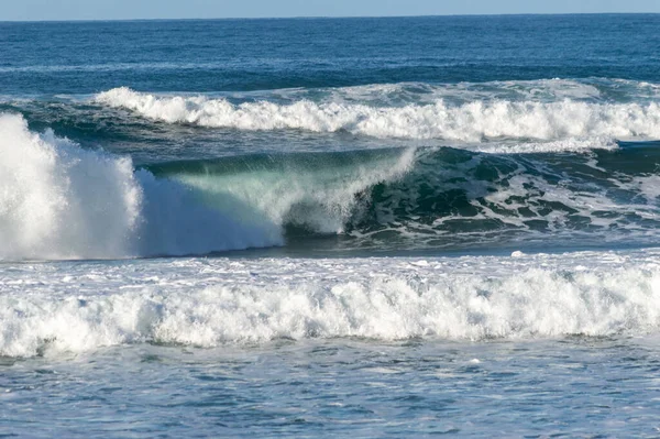 San Sebastian Zurriola Plajında Sörf Tahtasıyla Dalgaların Üzerinde Kayıyordu — Stok fotoğraf