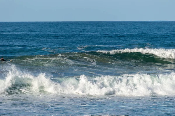 Klouzání Vlnách Deskami Pláži Zurriola San Sebastian — Stock fotografie