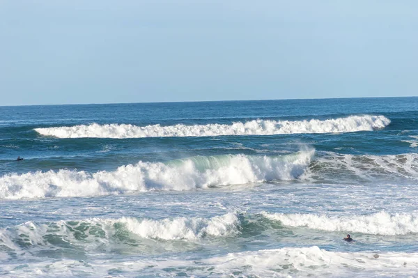 Deslizando Sobre Ondas Com Placas Praia Zurriola San Sebastian — Fotografia de Stock