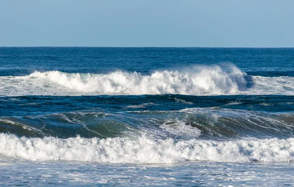 Deslizándose Sobre Las Olas Con Tablas Playa Zurriola San Sebastiano — Foto de Stock