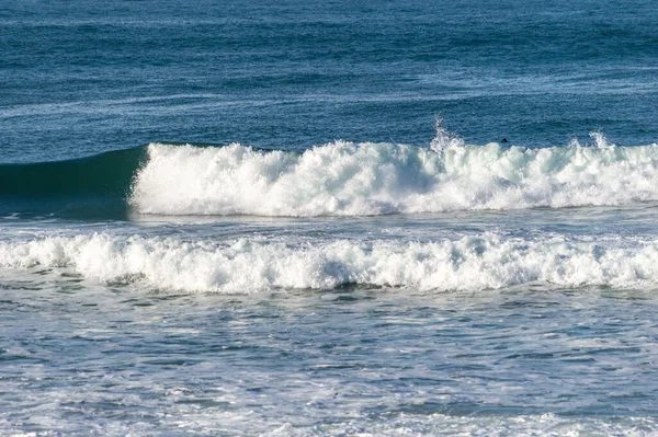 Scivolando Sulle Onde Con Tavole Sulla Spiaggia Zurriola San Sebastian — Foto Stock