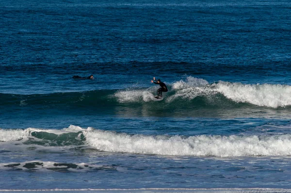 サンセバスチャンのズリオラの海岸に板で波を滑らせ — ストック写真