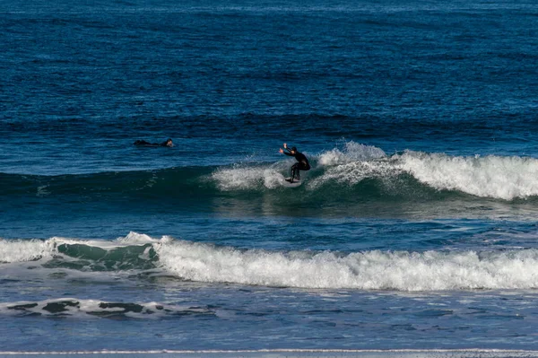 Deslizando Sobre Ondas Com Placas Praia Zurriola San Sebastian — Fotografia de Stock