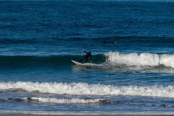 Deslizándose Sobre Las Olas Con Tablas Playa Zurriola San Sebastiano —  Fotos de Stock