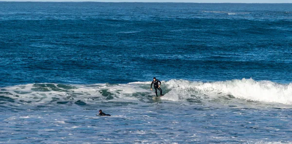 Deslizando Sobre Ondas Com Placas Praia Zurriola San Sebastian — Fotografia de Stock