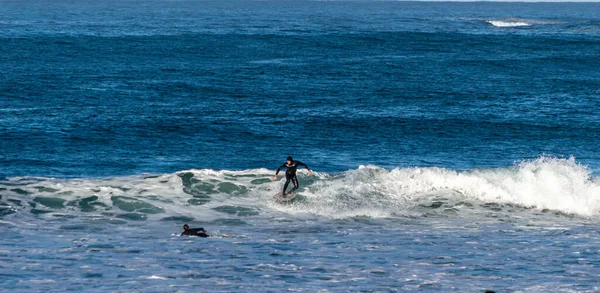 Deslizando Sobre Ondas Com Placas Praia Zurriola San Sebastian — Fotografia de Stock