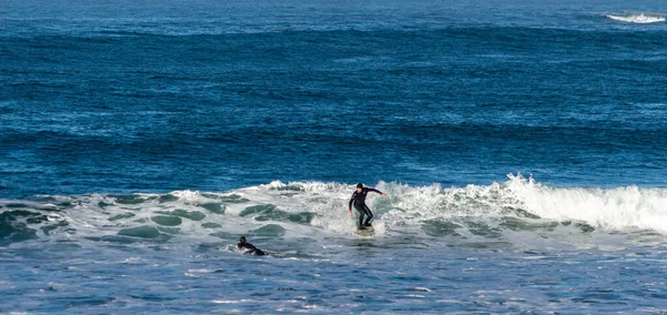 Deslizando Sobre Ondas Com Placas Praia Zurriola San Sebastian — Fotografia de Stock