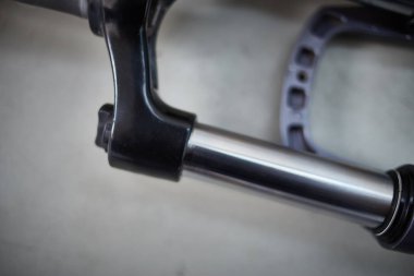 Taç ve çelik bacak unsuru bisiklet çatalı