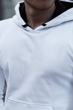 Beyaz kapüşonlu genç adamın yakın plan fotokopi uzayı