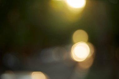 Yazın arka planda güneşli şehir ışıkları bulanık