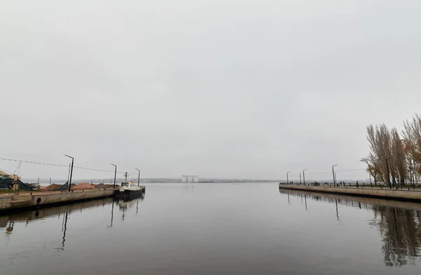 Port Cywilny Molo Jedną Łodzią Odbicia Rzece — Zdjęcie stockowe