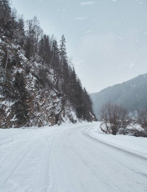 Karlı dağlarda yol