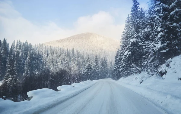 Estrada Nas Montanhas Nevadas — Fotografia de Stock