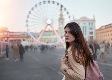 Kyiv şehrinin dönme dolabında genç bir kadın.