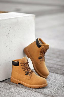 Asfaltta duran siyah elementli süet botlar