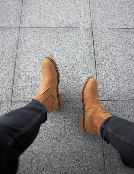 Lekkie Zamszowe Buty Chelsea Położyć Nogi Podłodze — Zdjęcie stockowe