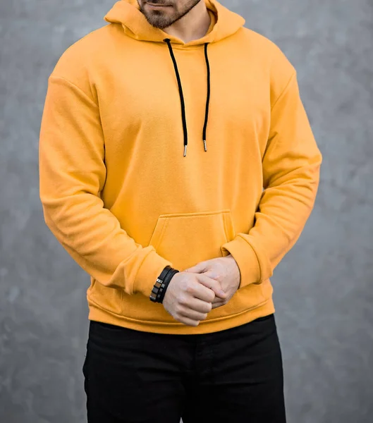 Άντρας Φοράει Κίτρινη Κουκούλα — Φωτογραφία Αρχείου