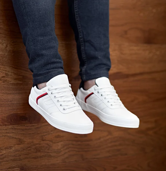 Sepatu Putih Dengan Garis Merah Dan Biru Tergantung Latar Belakang — Stok Foto