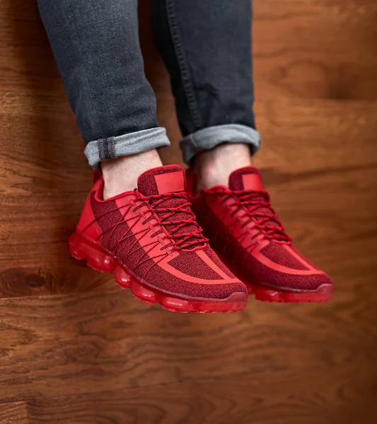 Sepatu Olahraga Merah Tergantung Atas Latar Belakang Kayu — Stok Foto