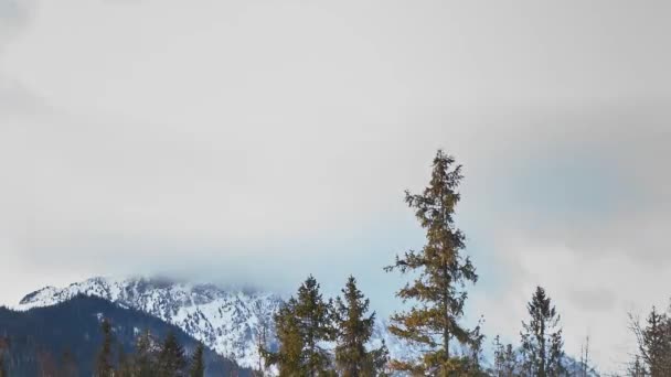 Časová prodleva hory Giewont pokryté mlhou a sněhem. mlha nad horami — Stock video