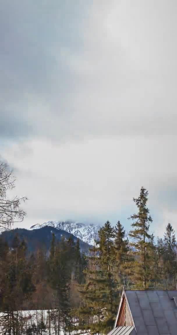 Vertikální 4k UltraHD časový odstup Mount Giewont pokrytý mlhou a sněhem. mlha nad horami se v zimě mění. rychle se pohybující nebe — Stock video