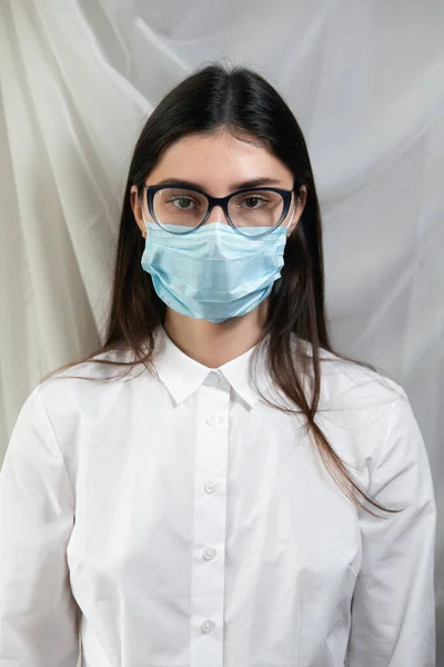Una Joven Morena Interior Lleva Una Máscara Facial Que Protege —  Fotos de Stock